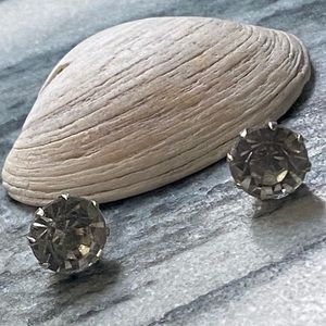 🎈Sale 🎈2 for $10 NWOT never worn April Aries bling Birthstone post earrings